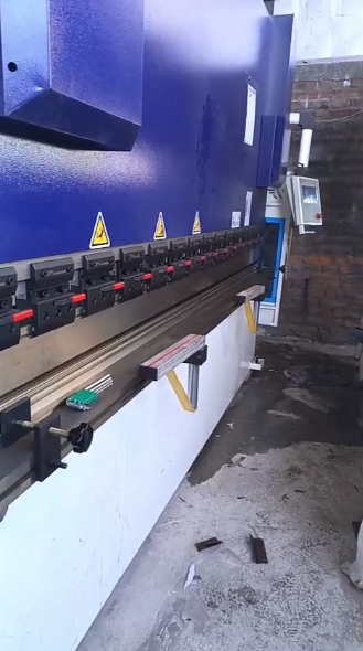 Instalación de dobladora industrial, sistema eléctrico y programación